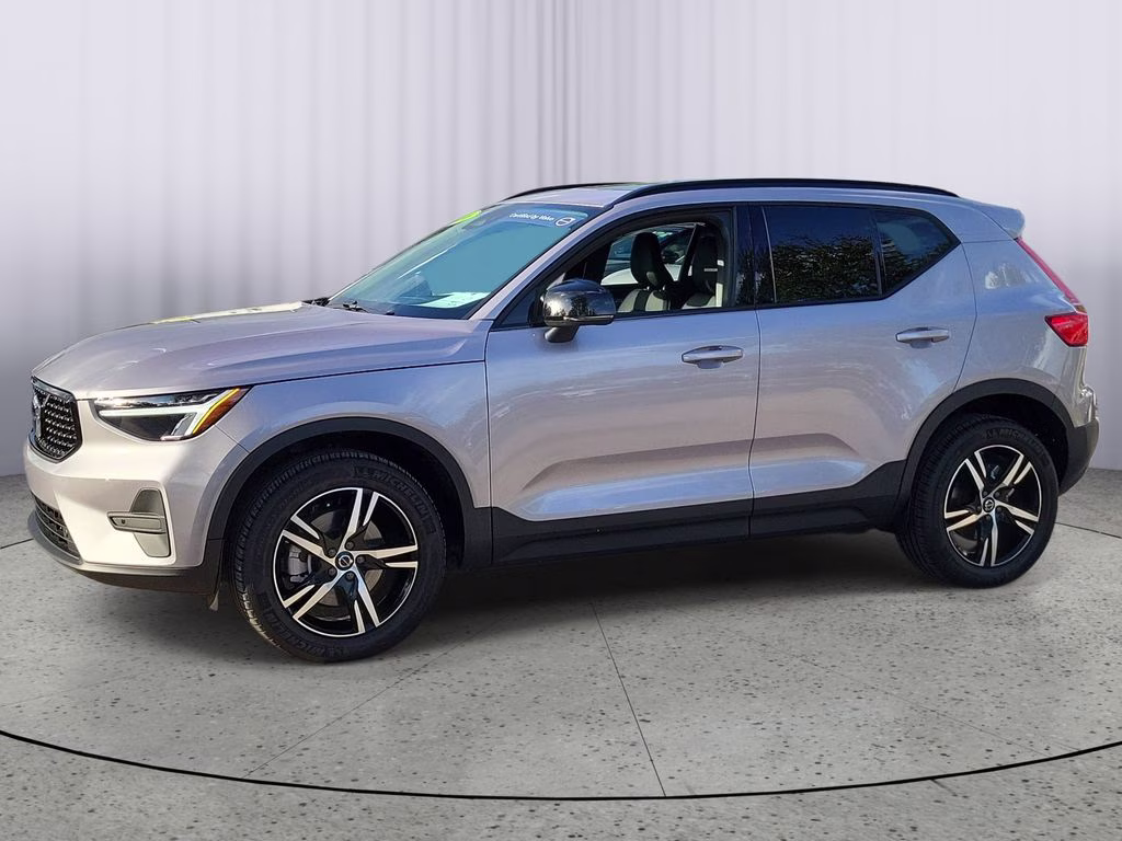 2026 Aurora Silver Volvo XC40 Core FWD SUV