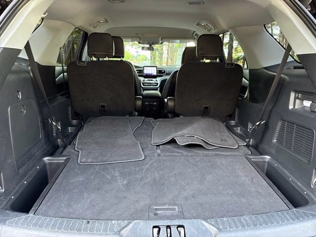2022 Black Metallic Ford Explorer XLT RWD SUV