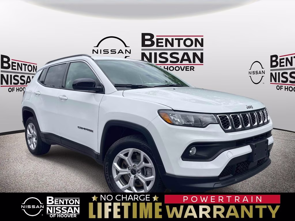 2025 Bright White Clearcoat Jeep Compass Latitude 4X4 SUV