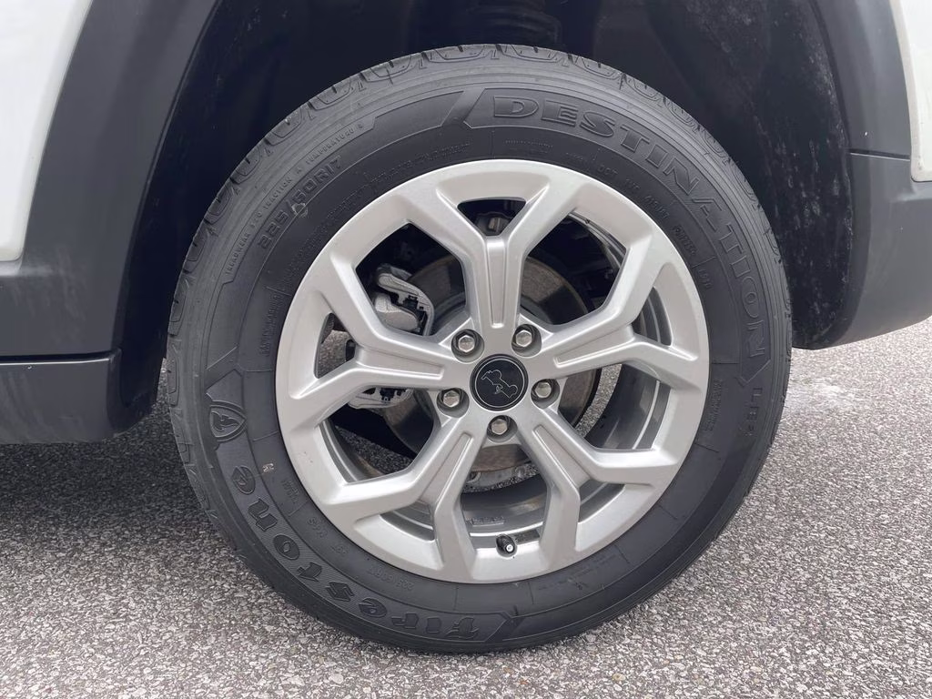 2025 Bright White Clearcoat Jeep Compass Latitude 4X4 SUV