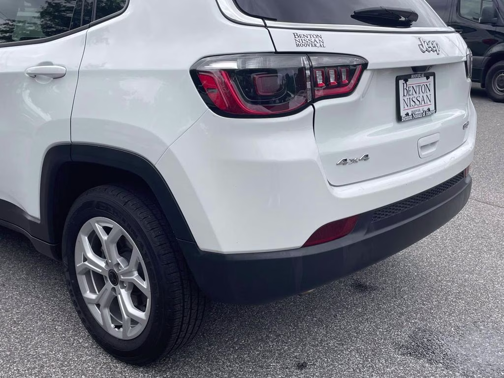 2025 Bright White Clearcoat Jeep Compass Latitude 4X4 SUV