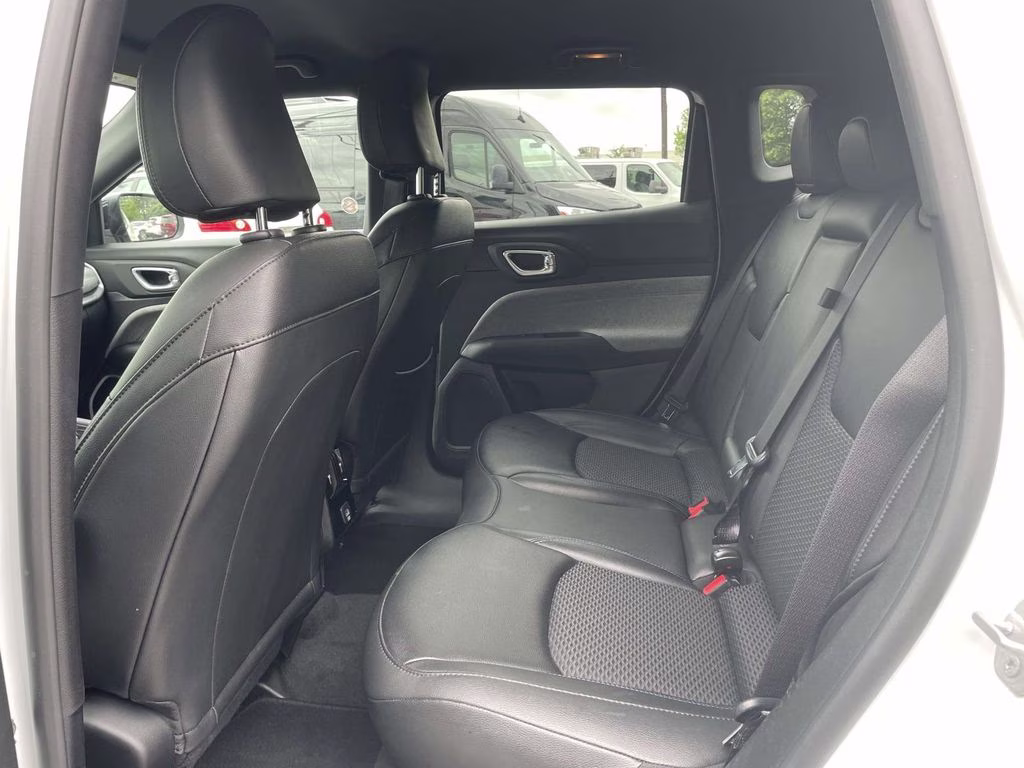 2025 Bright White Clearcoat Jeep Compass Latitude 4X4 SUV