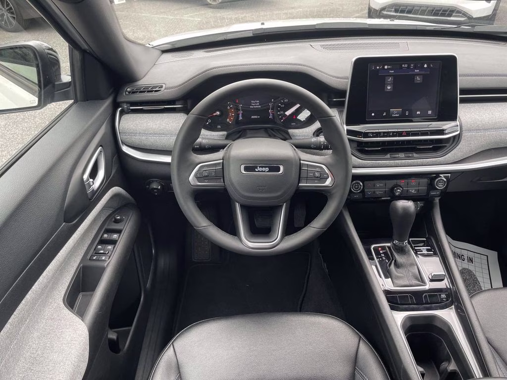 2025 Bright White Clearcoat Jeep Compass Latitude 4X4 SUV