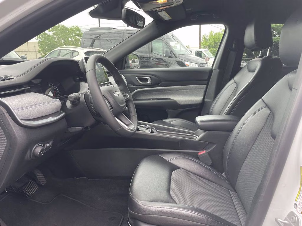 2025 Bright White Clearcoat Jeep Compass Latitude 4X4 SUV