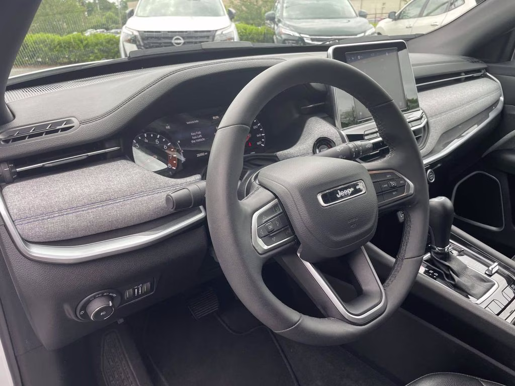 2025 Bright White Clearcoat Jeep Compass Latitude 4X4 SUV