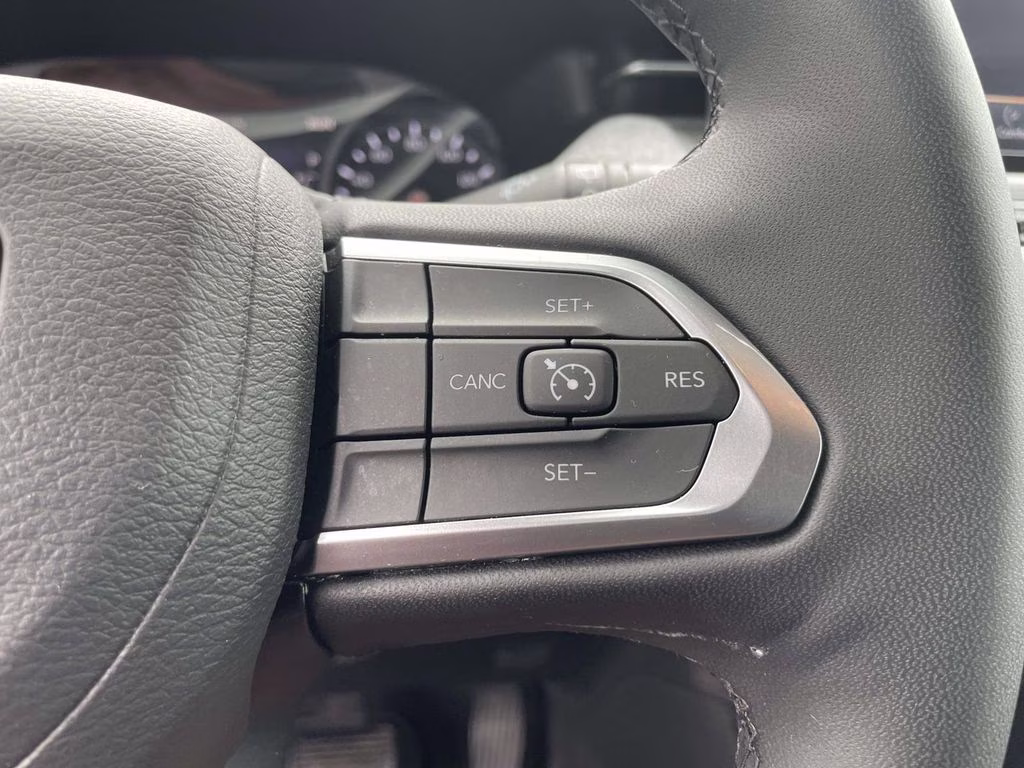 2025 Bright White Clearcoat Jeep Compass Latitude 4X4 SUV