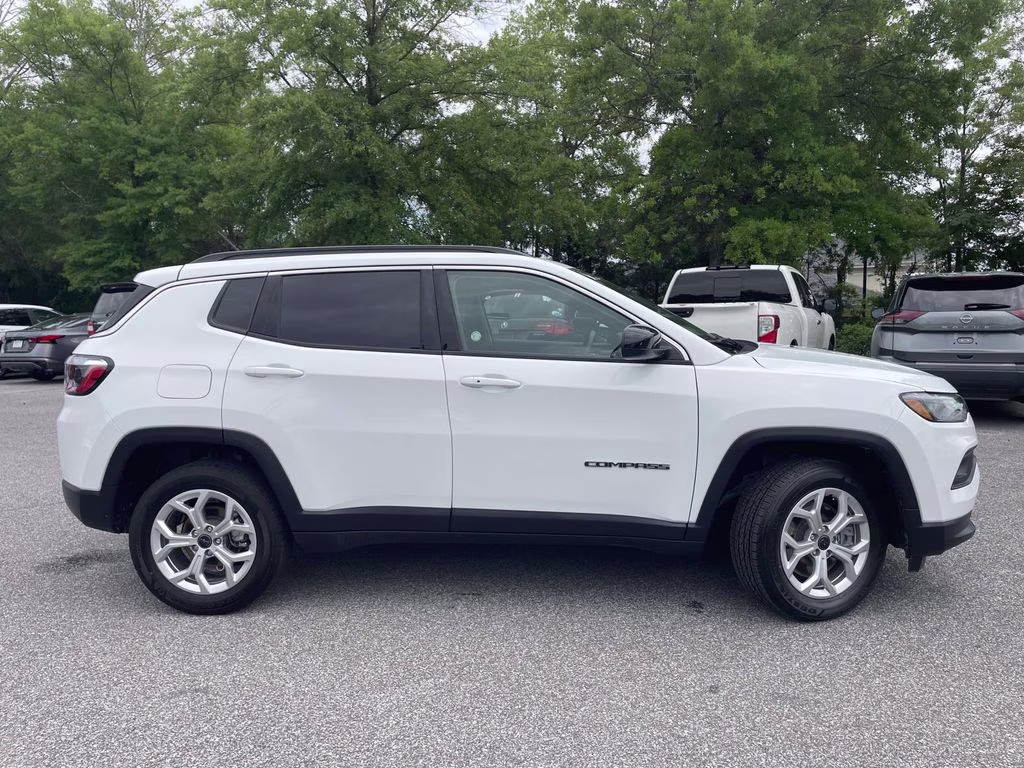 2025 Bright White Clearcoat Jeep Compass Latitude 4X4 SUV