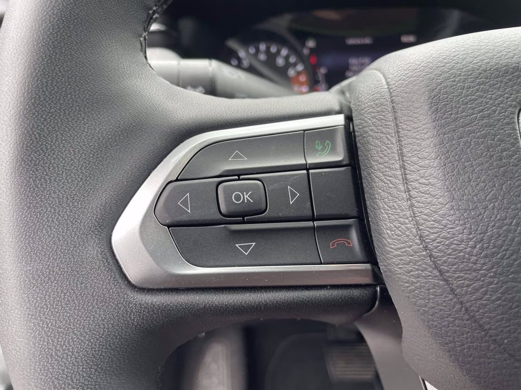 2025 Bright White Clearcoat Jeep Compass Latitude 4X4 SUV