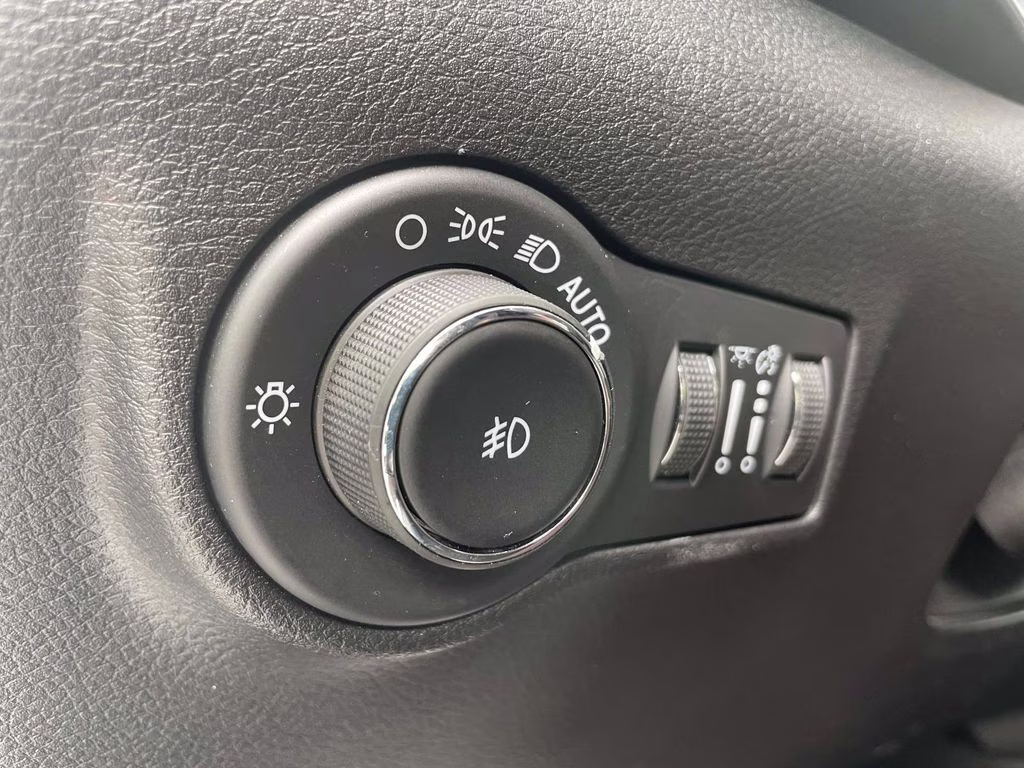 2025 Bright White Clearcoat Jeep Compass Latitude 4X4 SUV