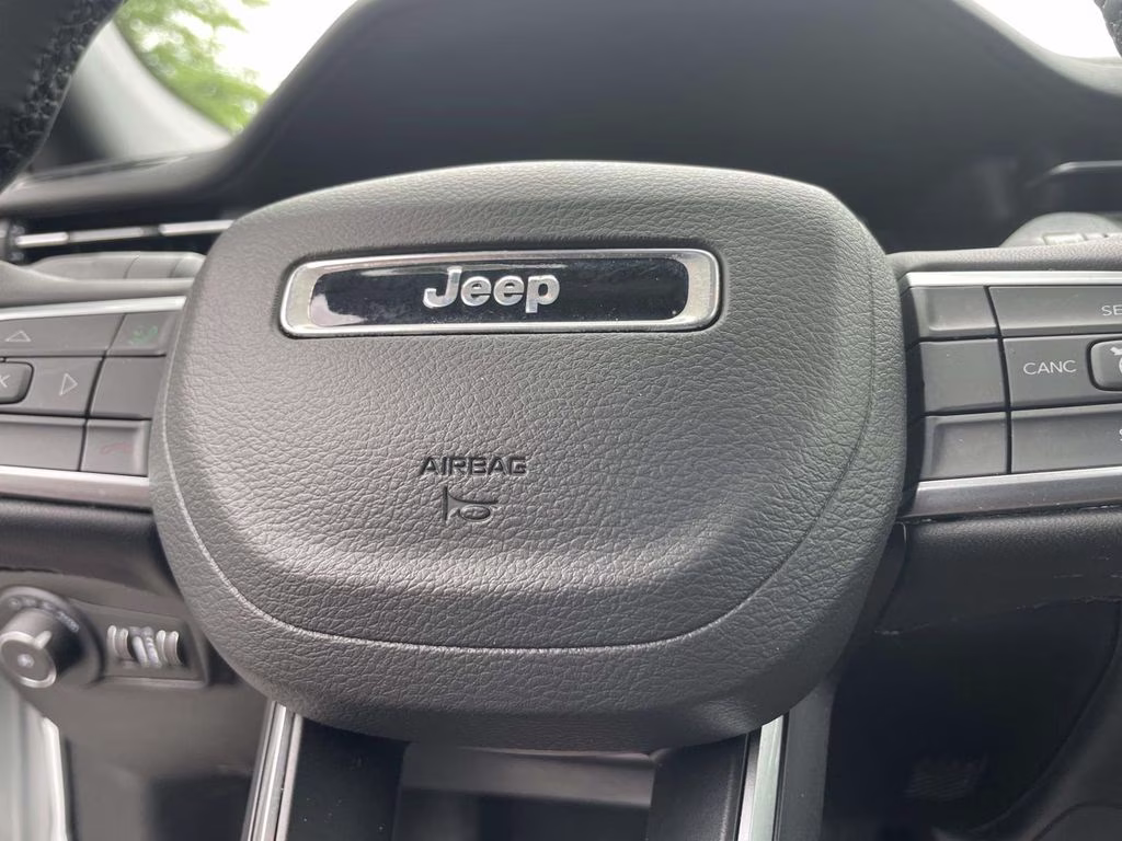 2025 Bright White Clearcoat Jeep Compass Latitude 4X4 SUV