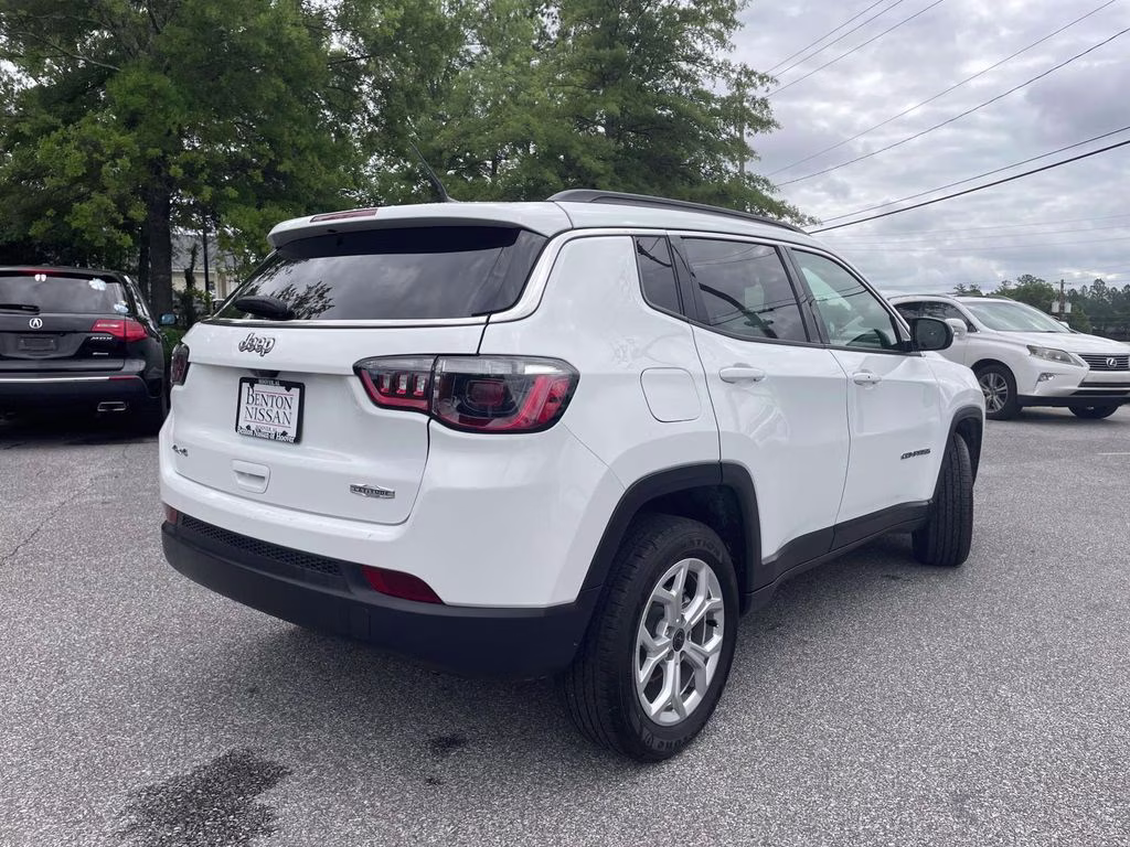 2025 Bright White Clearcoat Jeep Compass Latitude 4X4 SUV