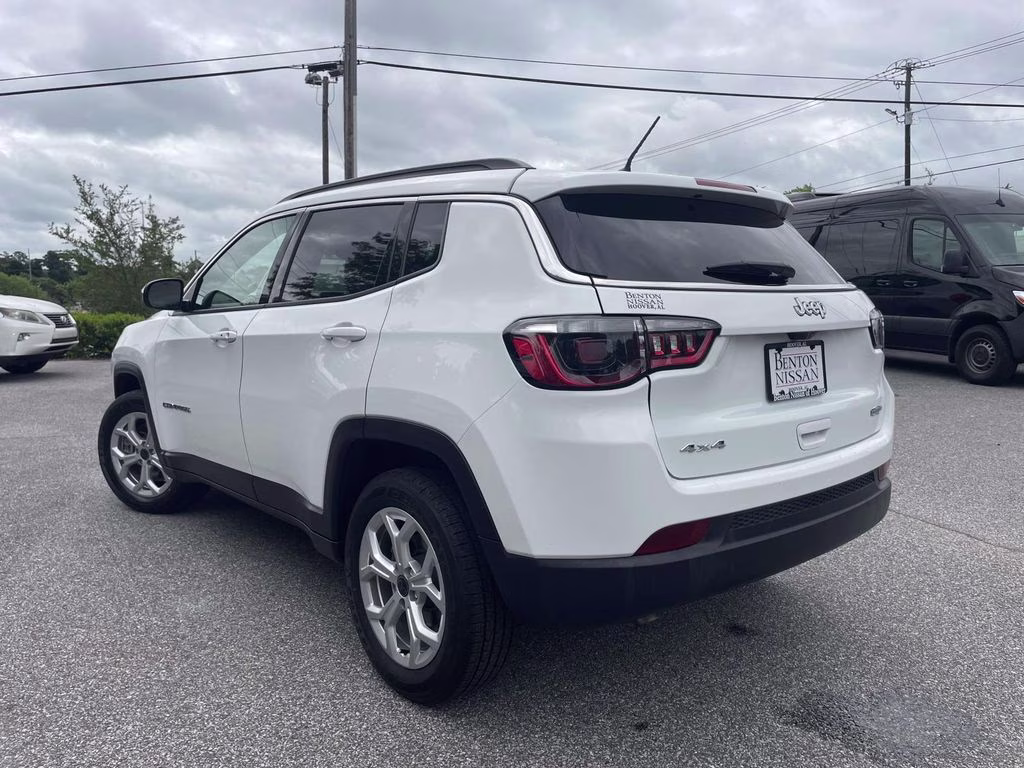 2025 Bright White Clearcoat Jeep Compass Latitude 4X4 SUV