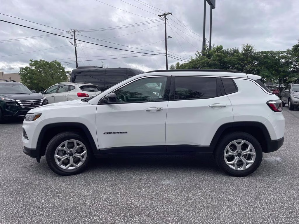 2025 Bright White Clearcoat Jeep Compass Latitude 4X4 SUV