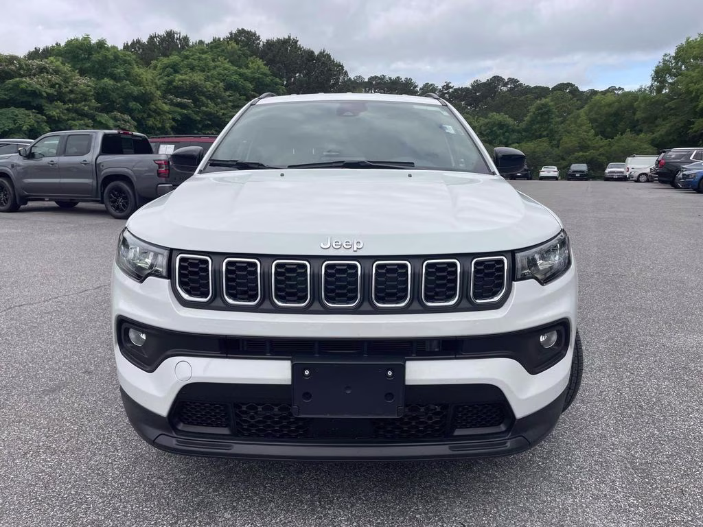 2025 Bright White Clearcoat Jeep Compass Latitude 4X4 SUV
