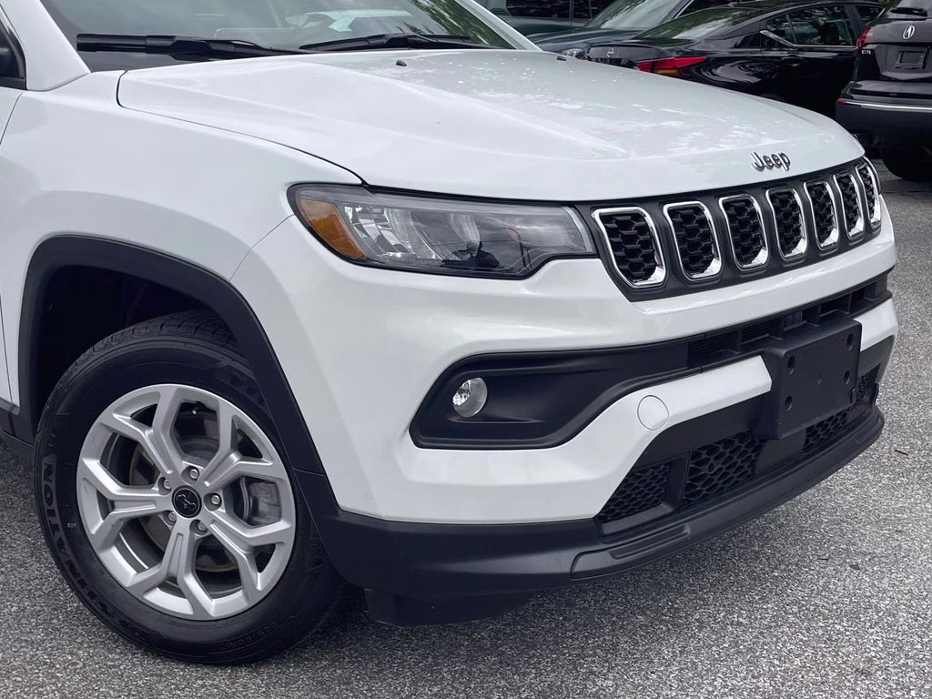 2025 Bright White Clearcoat Jeep Compass Latitude 4X4 SUV