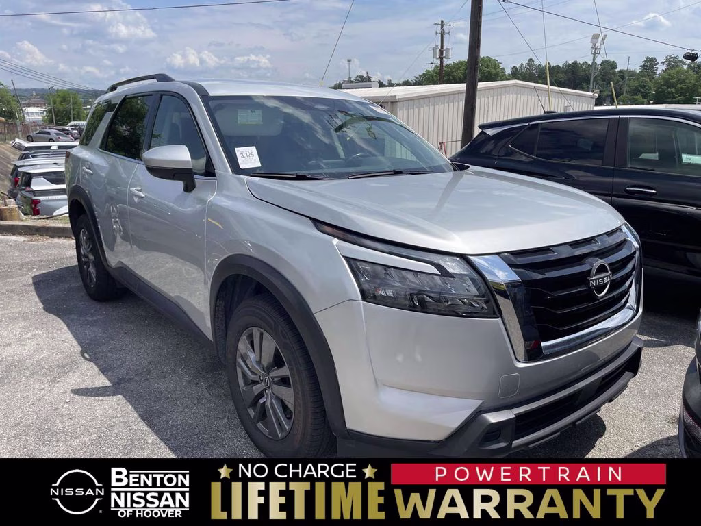 2025 Nissan Pathfinder SV 4WD's photo