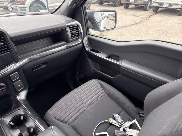 2022 Oxford White Ford F-150 XL 4X4 Truck