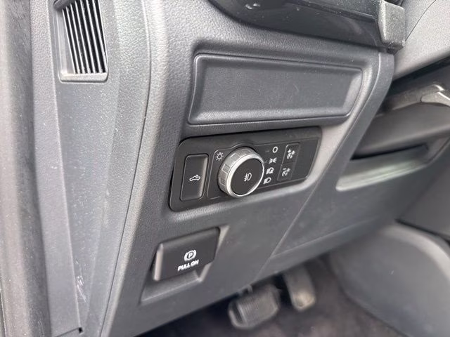2022 Oxford White Ford F-150 XL 4X4 Truck