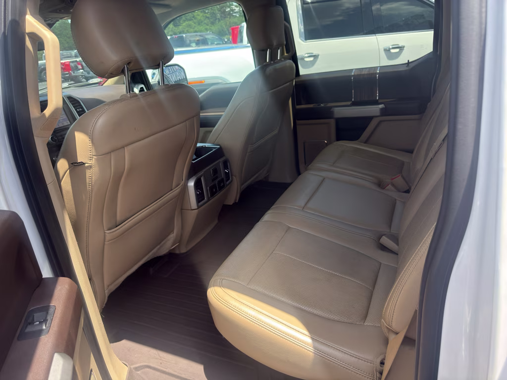 2018 White Platinum Metallic Tri-Coat Ford F-150 LARIAT 4X4 Truck