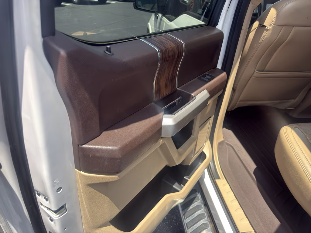 2018 White Platinum Metallic Tri-Coat Ford F-150 LARIAT 4X4 Truck