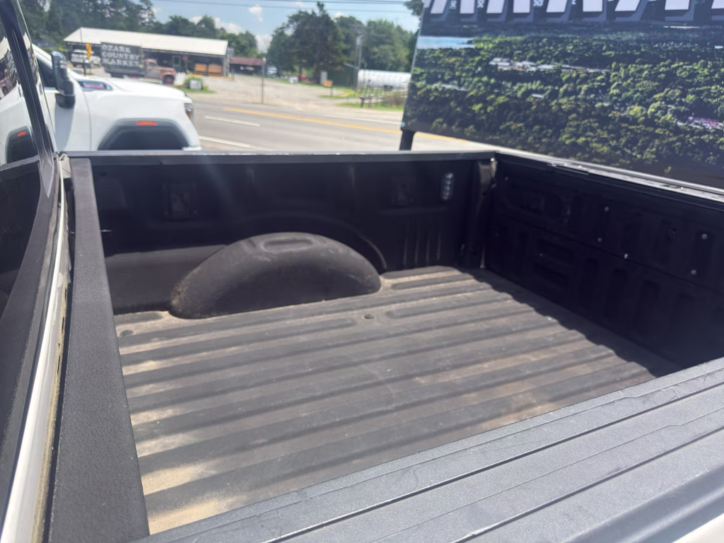 2018 White Platinum Metallic Tri-Coat Ford F-150 LARIAT 4X4 Truck
