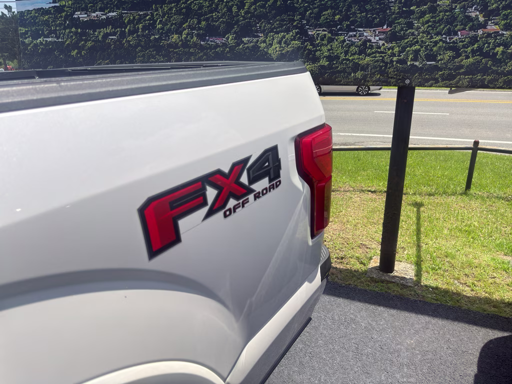 2018 White Platinum Metallic Tri-Coat Ford F-150 LARIAT 4X4 Truck