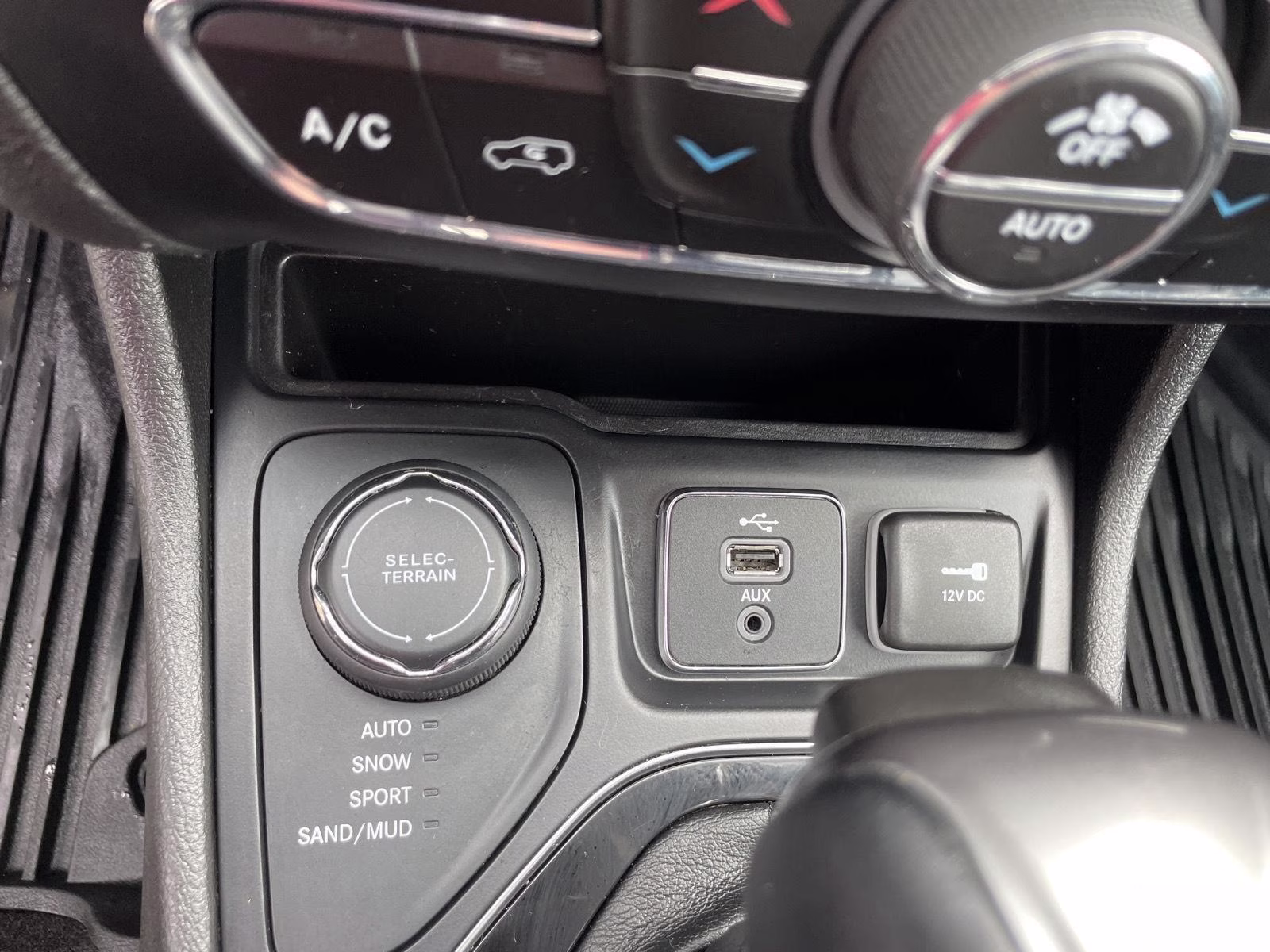 2019 Granite Crystal Metallic Clearcoat Jeep Cherokee Limited 4X4 SUV
