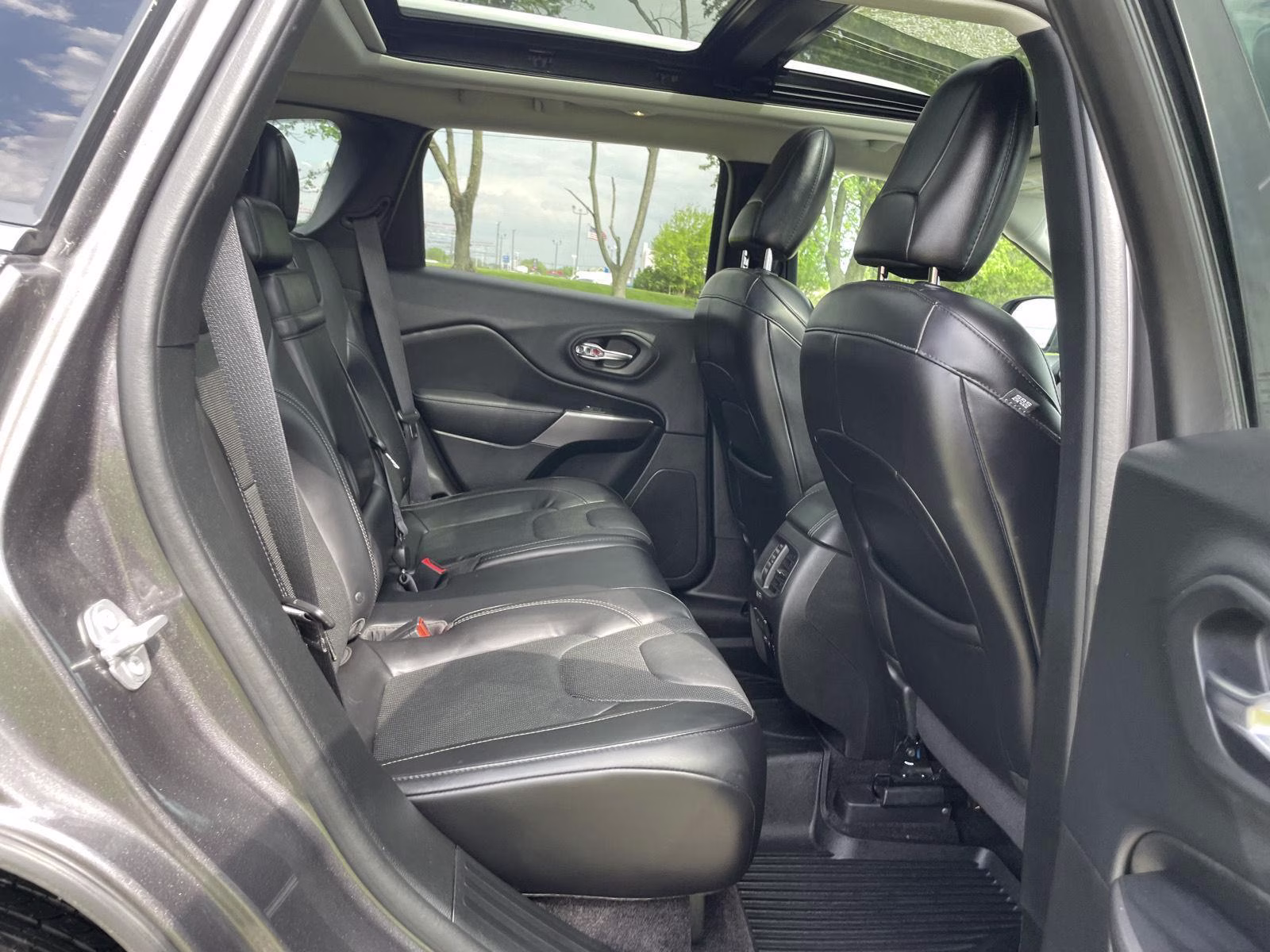 2019 Granite Crystal Metallic Clearcoat Jeep Cherokee Limited 4X4 SUV