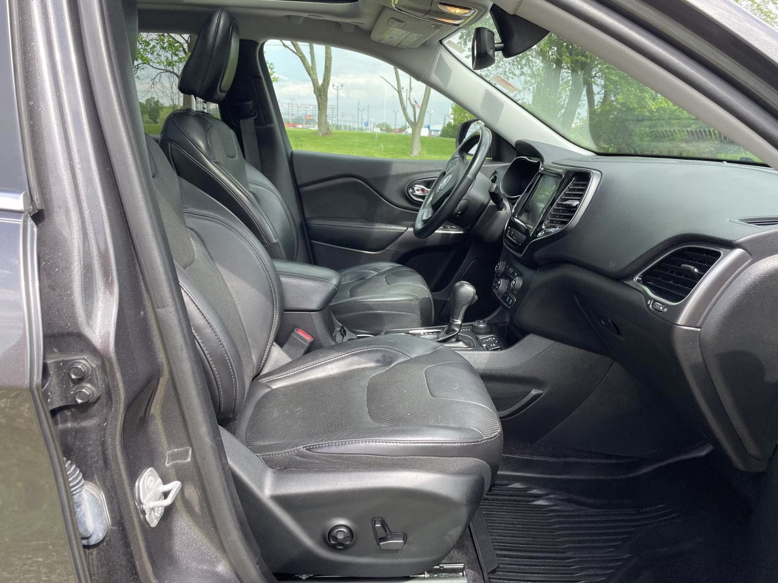 2019 Granite Crystal Metallic Clearcoat Jeep Cherokee Limited 4X4 SUV
