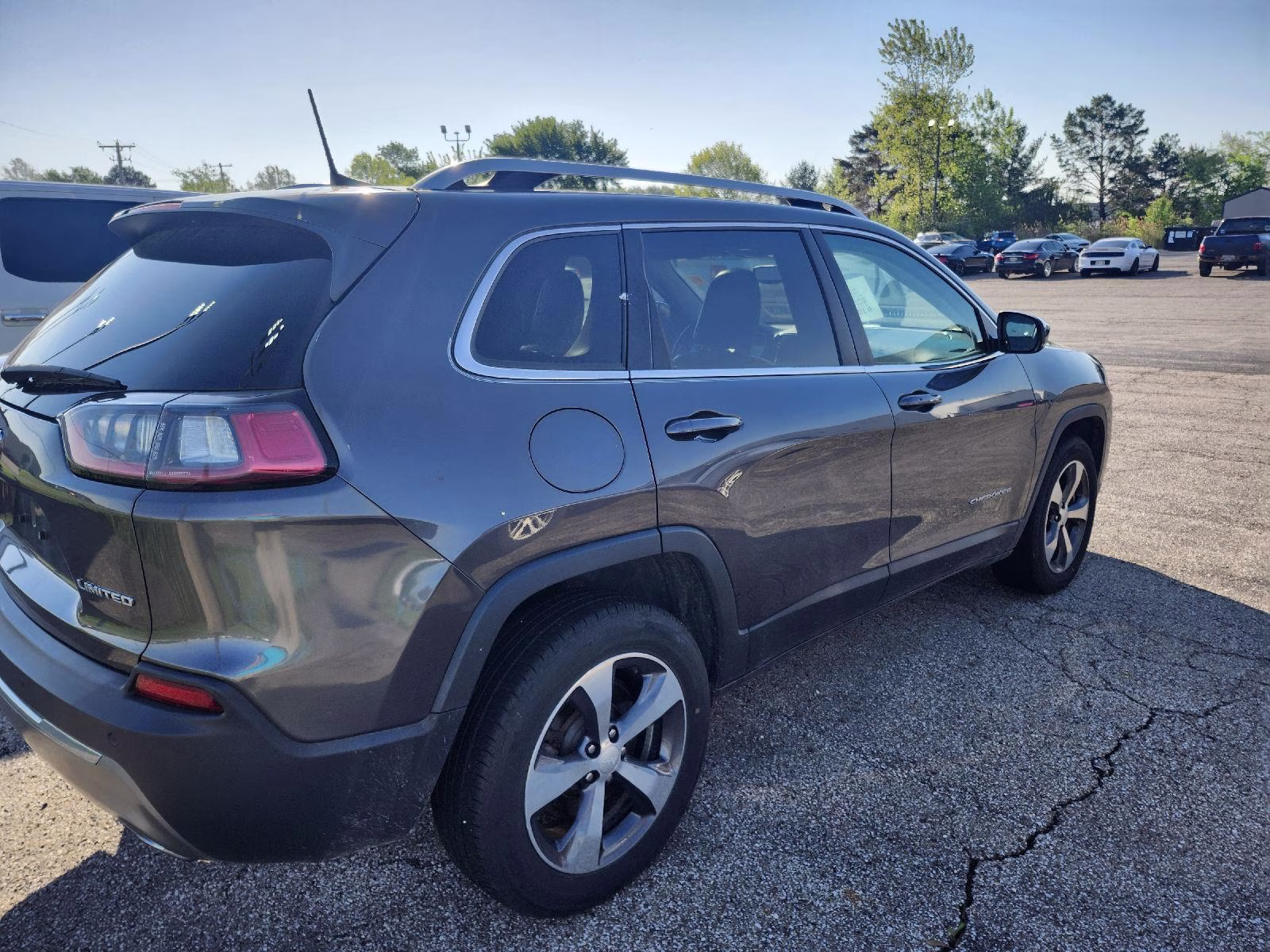 2019 Granite Crystal Metallic Clearcoat Jeep Cherokee Limited 4X4 SUV
