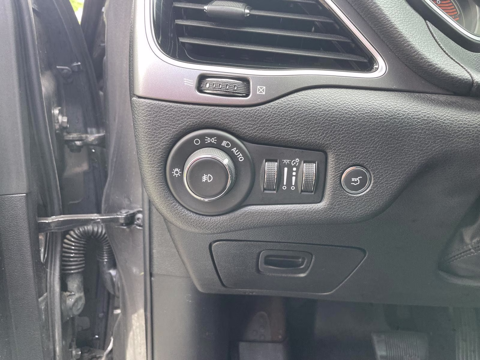 2019 Granite Crystal Metallic Clearcoat Jeep Cherokee Limited 4X4 SUV