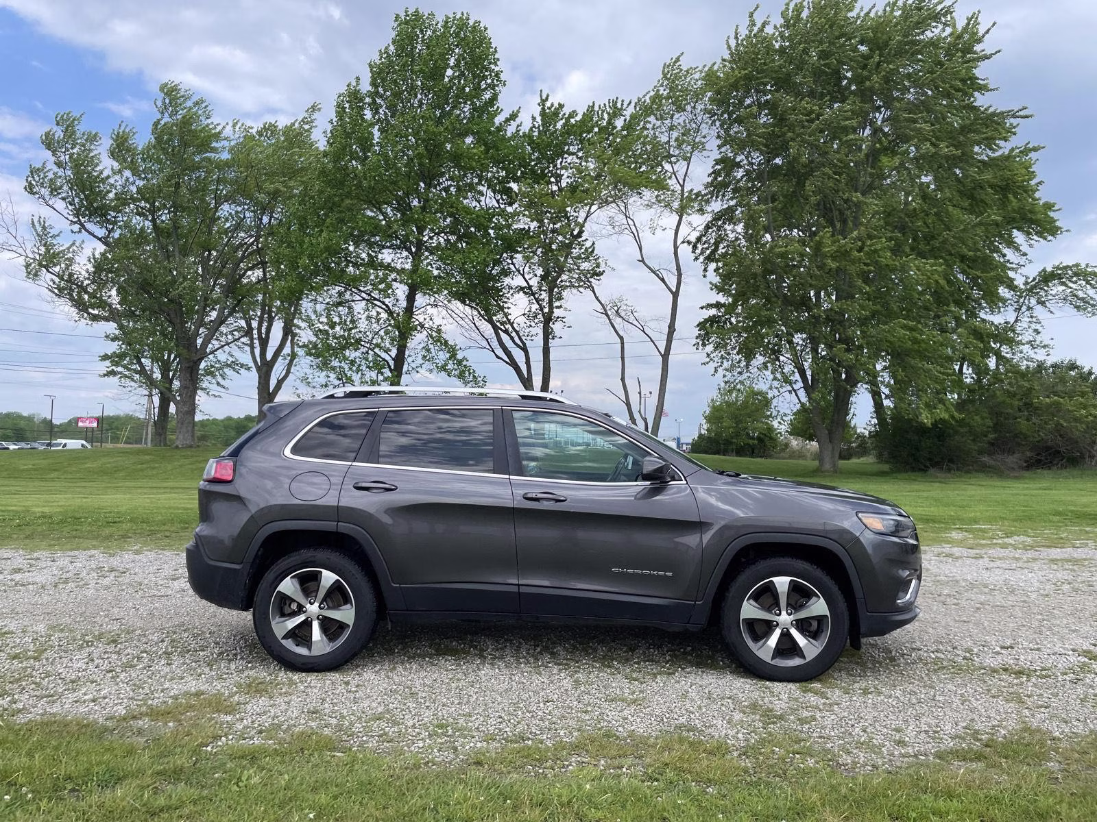 2019 Granite Crystal Metallic Clearcoat Jeep Cherokee Limited 4X4 SUV