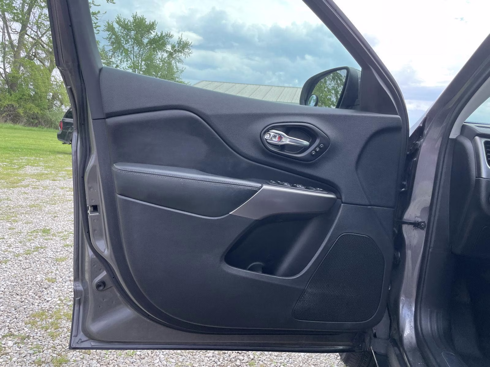 2019 Granite Crystal Metallic Clearcoat Jeep Cherokee Limited 4X4 SUV