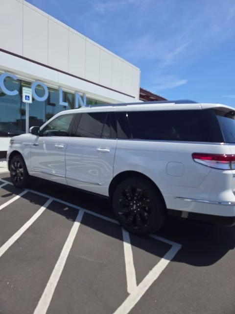 2024 White Metallic Lincoln Navigator L Reserve 4X4 SUV