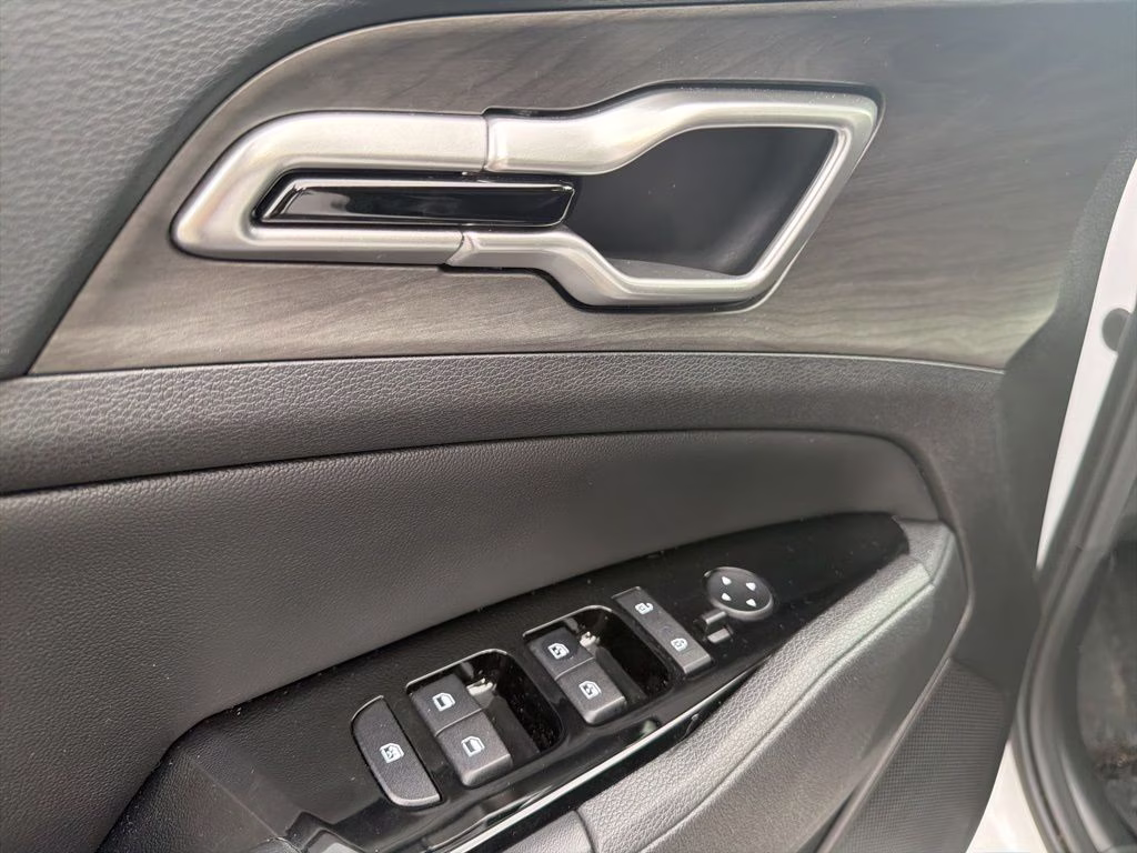 2023 Glacial White Pearl Kia Sportage X-Line AWD SUV