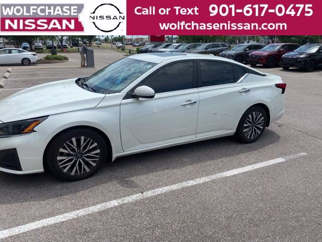 2023 Pearl White Tricoat Nissan Altima 2.5 SV FWD Sedan