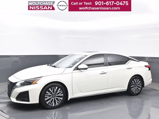 2023 Pearl White Tricoat Nissan Altima 2.5 SV FWD Sedan