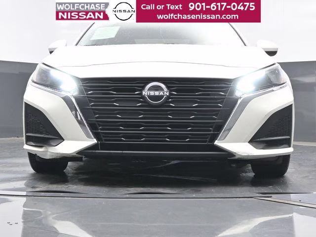 2023 Pearl White Tricoat Nissan Altima 2.5 SV FWD Sedan