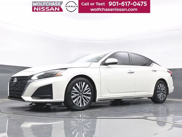 2023 Pearl White Tricoat Nissan Altima 2.5 SV FWD Sedan