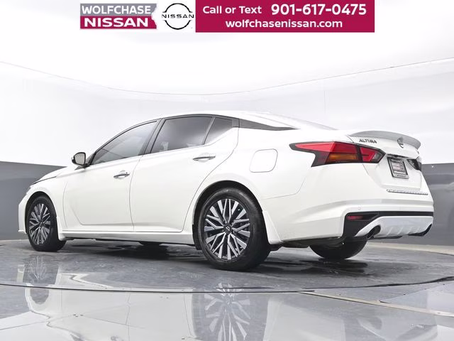 2023 Pearl White Tricoat Nissan Altima 2.5 SV FWD Sedan