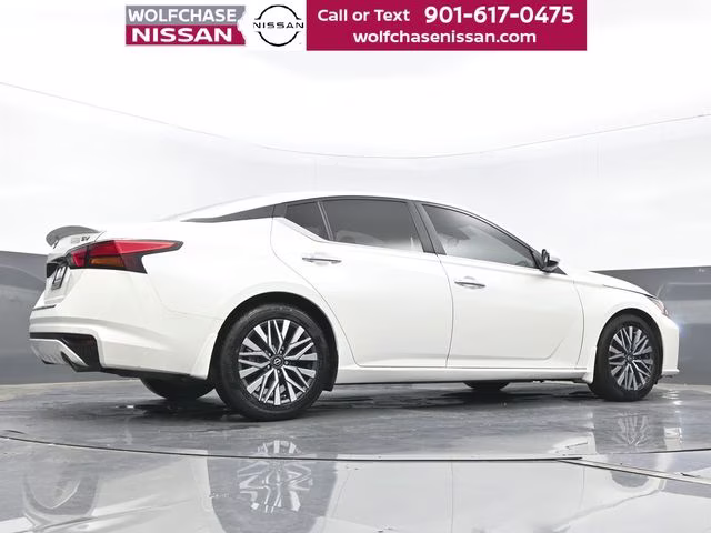 2023 Pearl White Tricoat Nissan Altima 2.5 SV FWD Sedan