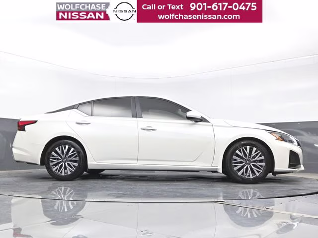 2023 Pearl White Tricoat Nissan Altima 2.5 SV FWD Sedan