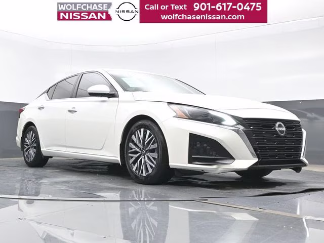 2023 Pearl White Tricoat Nissan Altima 2.5 SV FWD Sedan