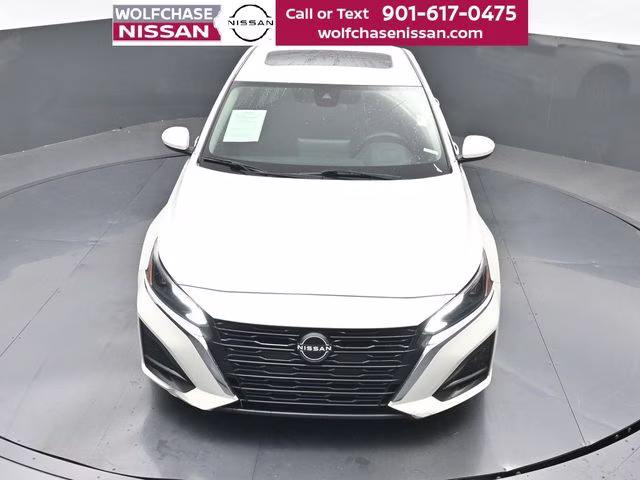 2023 Pearl White Tricoat Nissan Altima 2.5 SV FWD Sedan