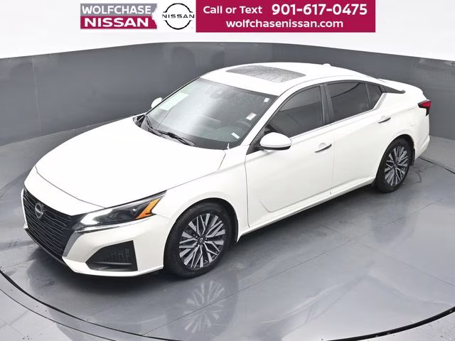 2023 Pearl White Tricoat Nissan Altima 2.5 SV FWD Sedan