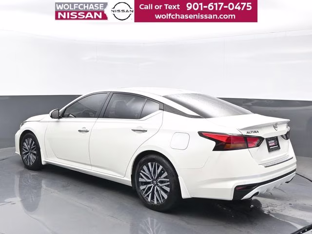 2023 Pearl White Tricoat Nissan Altima 2.5 SV FWD Sedan