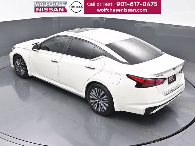 2023 Pearl White Tricoat Nissan Altima 2.5 SV FWD Sedan
