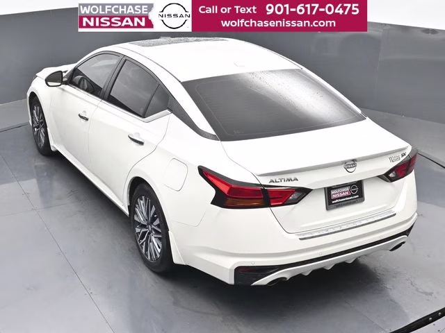 2023 Pearl White Tricoat Nissan Altima 2.5 SV FWD Sedan