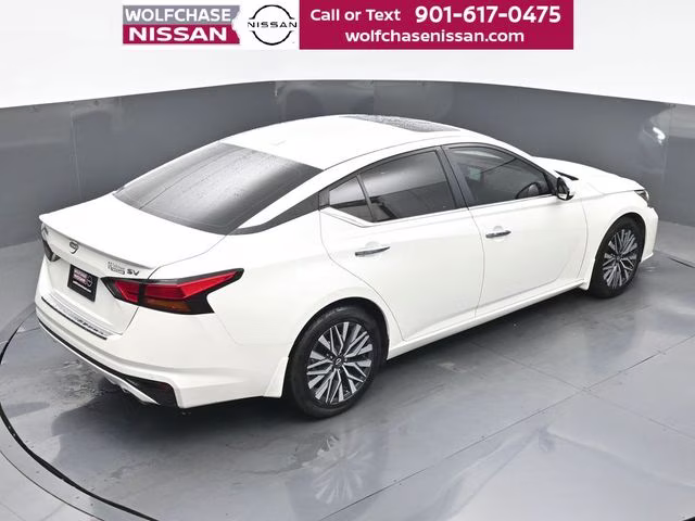 2023 Pearl White Tricoat Nissan Altima 2.5 SV FWD Sedan