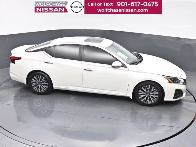 2023 Pearl White Tricoat Nissan Altima 2.5 SV FWD Sedan